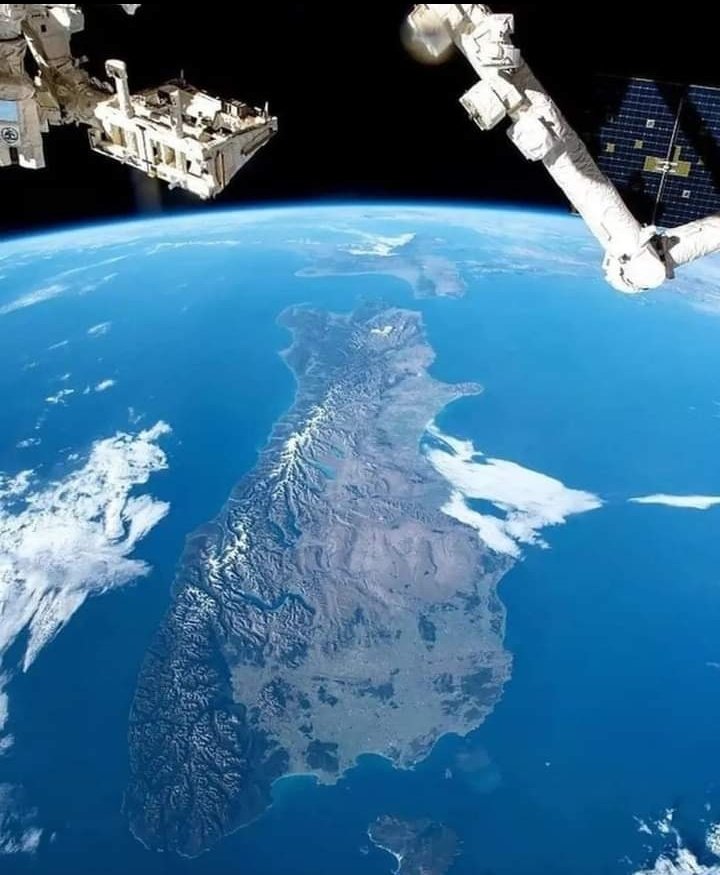 NUEVA ZELANDA. En primer plano, la isla sur del país, mientras que menos visible en la parte superior, la isla norte. La fotografía fue obtenida desde la Estación Espacial Internacional.