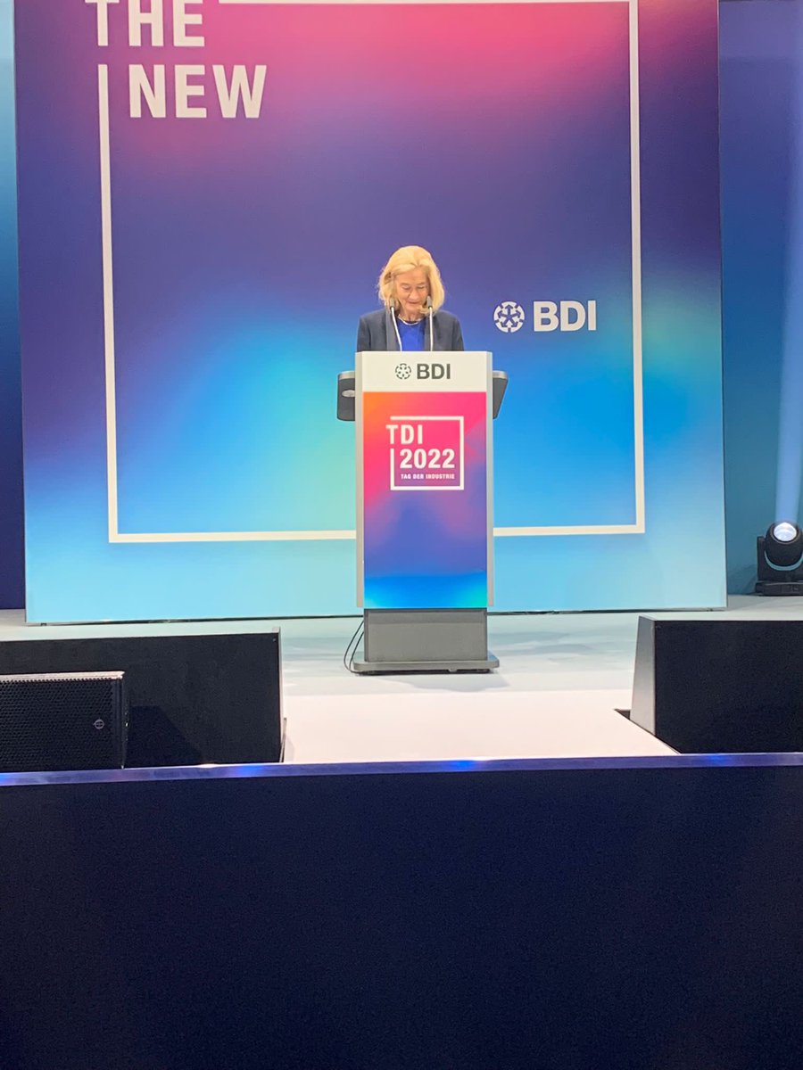 NLinDeutschland's tweet photo. Ministerin Adriaansens lobte auf dem #TDI22 in Berlin die Zusammenarbeit der D🇩🇪-NL🇳🇱 Unternehmen und Institutionen in der #Halbleiterindustrie und möchte dies nach Möglichkeit weiter fördern. Sowohl zwischen unseren beiden Ländern als auch mit Partnern in den USA und Asien. https://t.co/M3E4IDY5N5