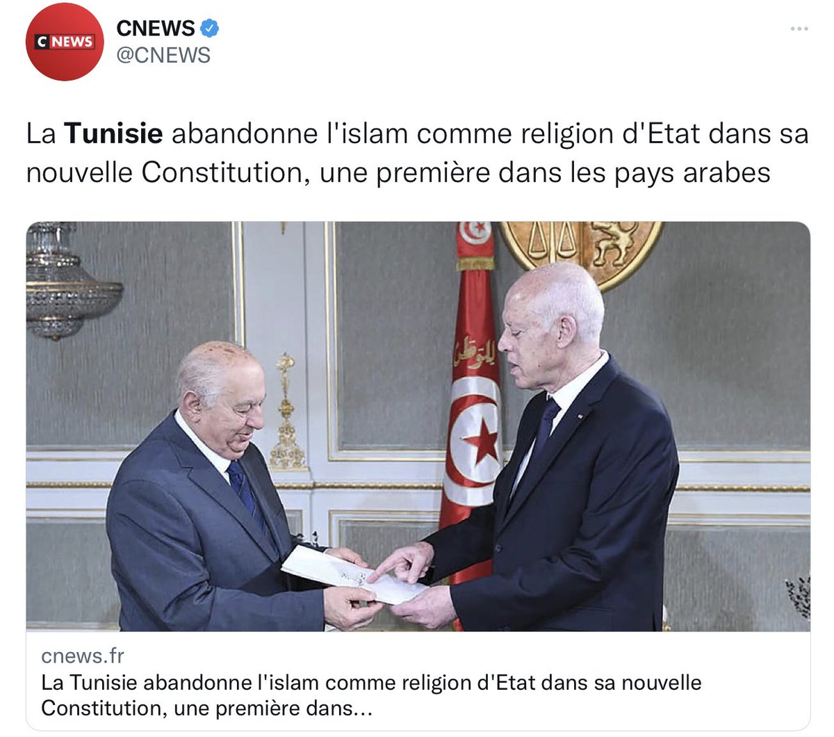 Philoborder's tweet photo. Les opposants Tunisiens à leur nouvelle constitution pourront tjrs venir se réfugier en France où on est bien parti pour faire la démarche inverse 😬😡 https://t.co/5IInkAvFuT