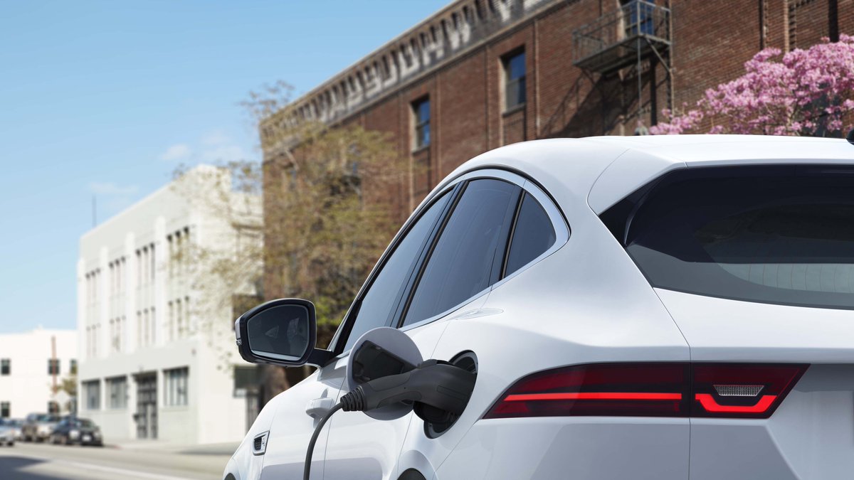 SturgessCarsLtd's tweet image. 0-80% charge from as little as 30 minutes and an all-electric range of up to 68km.

Effortlessly switch between petrol and electric driving with Jaguar E-PACE electric hybrid.

Learn more:

➡️ pos.li/2kwdlt

#jaguar #epace #jaguarepace #electric #hybrid #phev #leicester