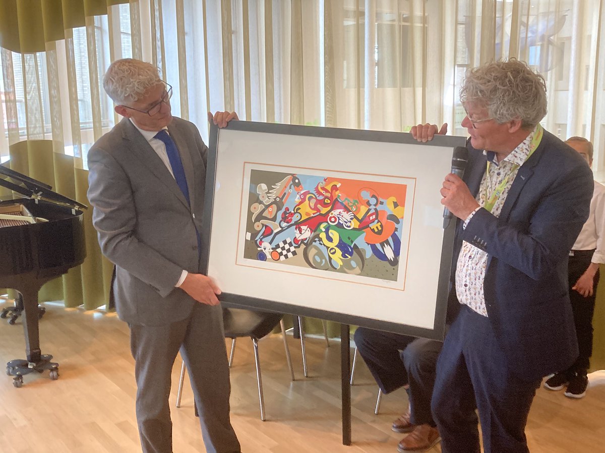 Vandaag neemt <a href="/bobbergsma/">Bob Bergsma</a> afscheid als wethouder van de <a href="/Gemeente_Assen/">Gemeente Assen</a> . Als dank voor zijn inzet bood burgemeester <a href="/MarcoOut/">Marco Out</a> hem zojuist in @DeNieuweKolk een schilderij aan.