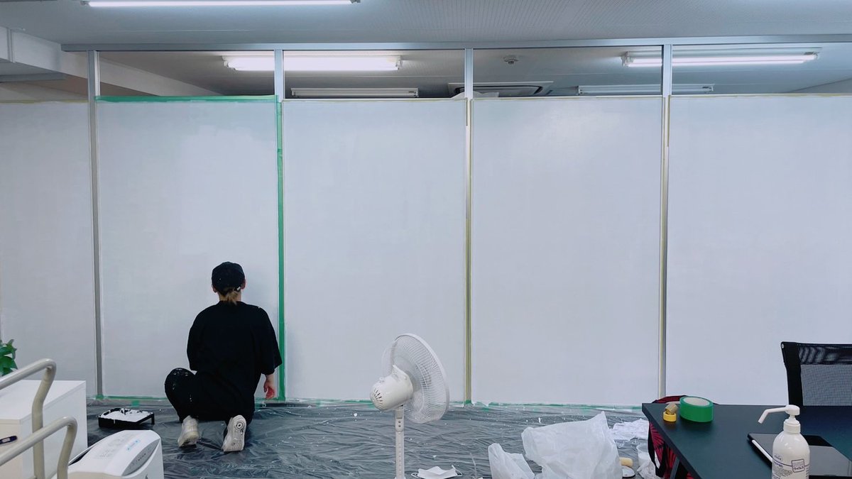 newxnewjp's tweet photo. 当社オフィスの壁、1日目。 https://t.co/hFoekOzXUi