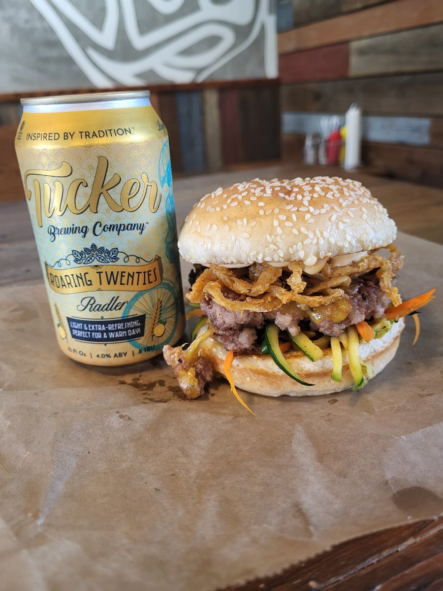 fbgrantpark's tweet photo. Check out this beautiful beast!
Pork burger w/ yellow cheddar, zucchini slaw, crispy onions, and chili mayo

Pair's nicely with @tuckerbrewingco Roaring Twenties Radler! https://t.co/XqVAaFaBNL