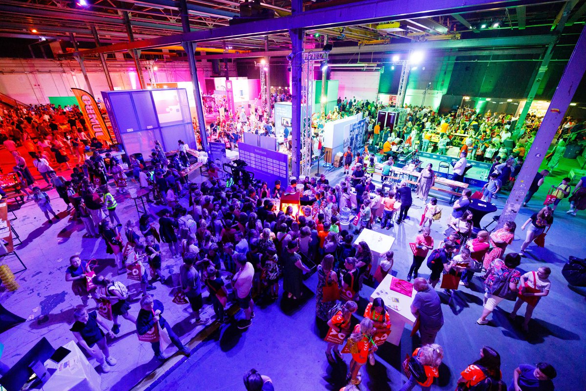 Leren_Brainport's tweet photo. Op 16 juni heeft een succesvolle editie van Mission Tech plaatsgevonden in het Klokgebouw in Eindhoven. Zo'n 2600 kinderen tussen 9 en 12 jaar werden ondergedompeld in techniek en technologie uit de Brainportregio. https://t.co/vRR7zOJAGs #dutchtechfest #techniekpromotie https://t.co/X7mQd1wpKP