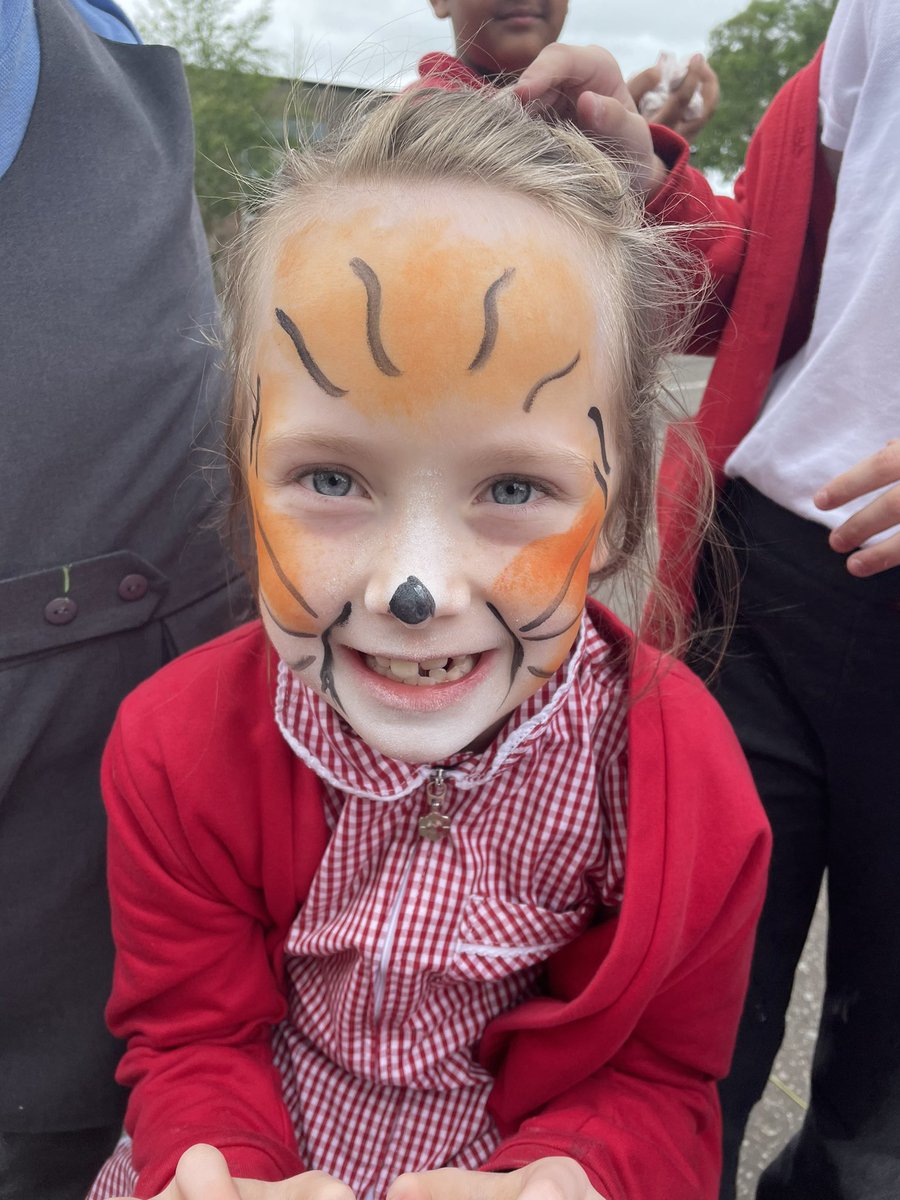 MissPClarke's tweet photo. P4 and P5/4 had so much fun at our end of year fun day! We played rounders, made crafts, ate empire biscuits and got our faces painted ❤️ @MissMuir8 @stmarysmaryhill https://t.co/pfNzGsv2rP