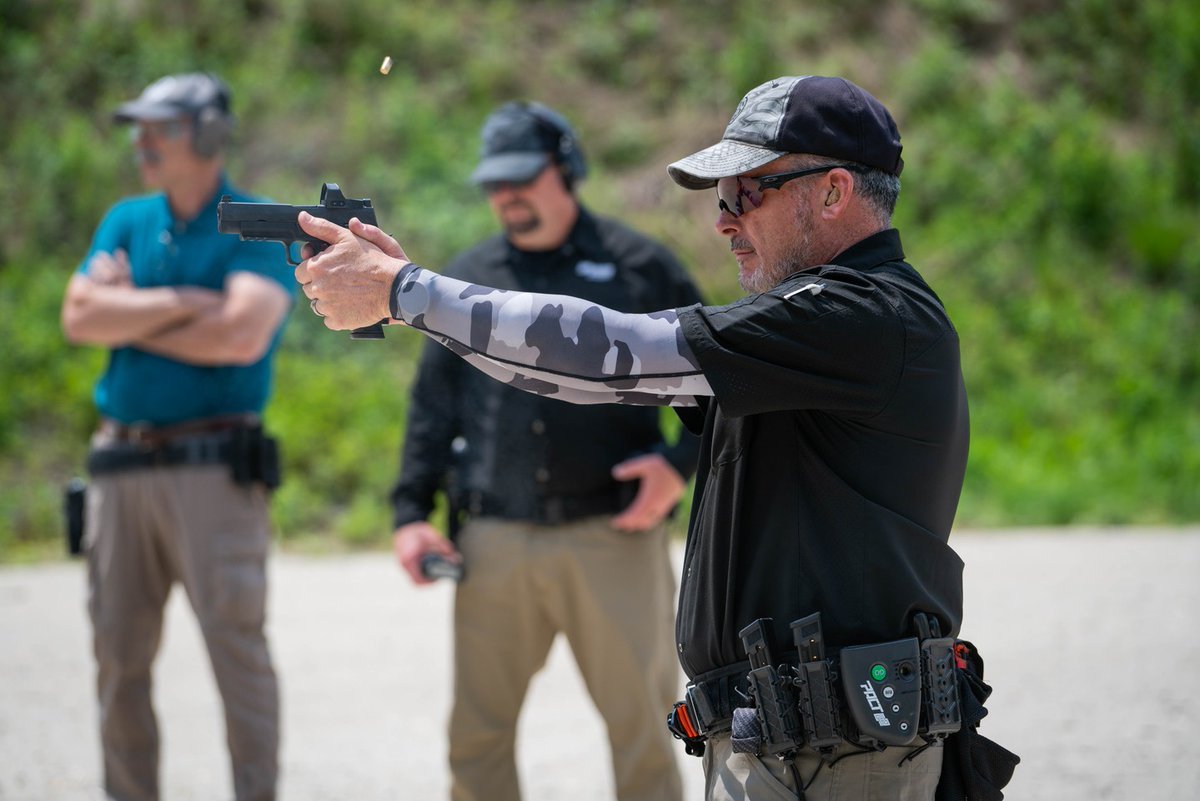 Sun is shining and ranges are hot! Instructor Doug Flavin demoing a drill in Dynamic Performance Pistol. Happy first day of summer!

#SSA #SIGSAUERACADEMY #SIGACADEMY #SIG #SIGSAUER #SIGEXPERIENCE