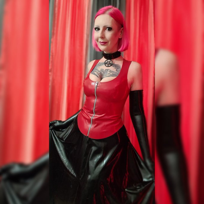 I hope there is no bull around! Couse I serve you a lot of red with this pic ❤️🔥 Full video on my Fanpage<a href="/tag/latex"class="tags"><span>#latex</span></a><a href="/tag/highheels"class="tags"><span>#highheels</span></a><a href="/tag/onlyfans"class="tags"><span>#onlyfans</span></a><a href="/tag/fansly"class="tags"><span>#fansly</span></a>