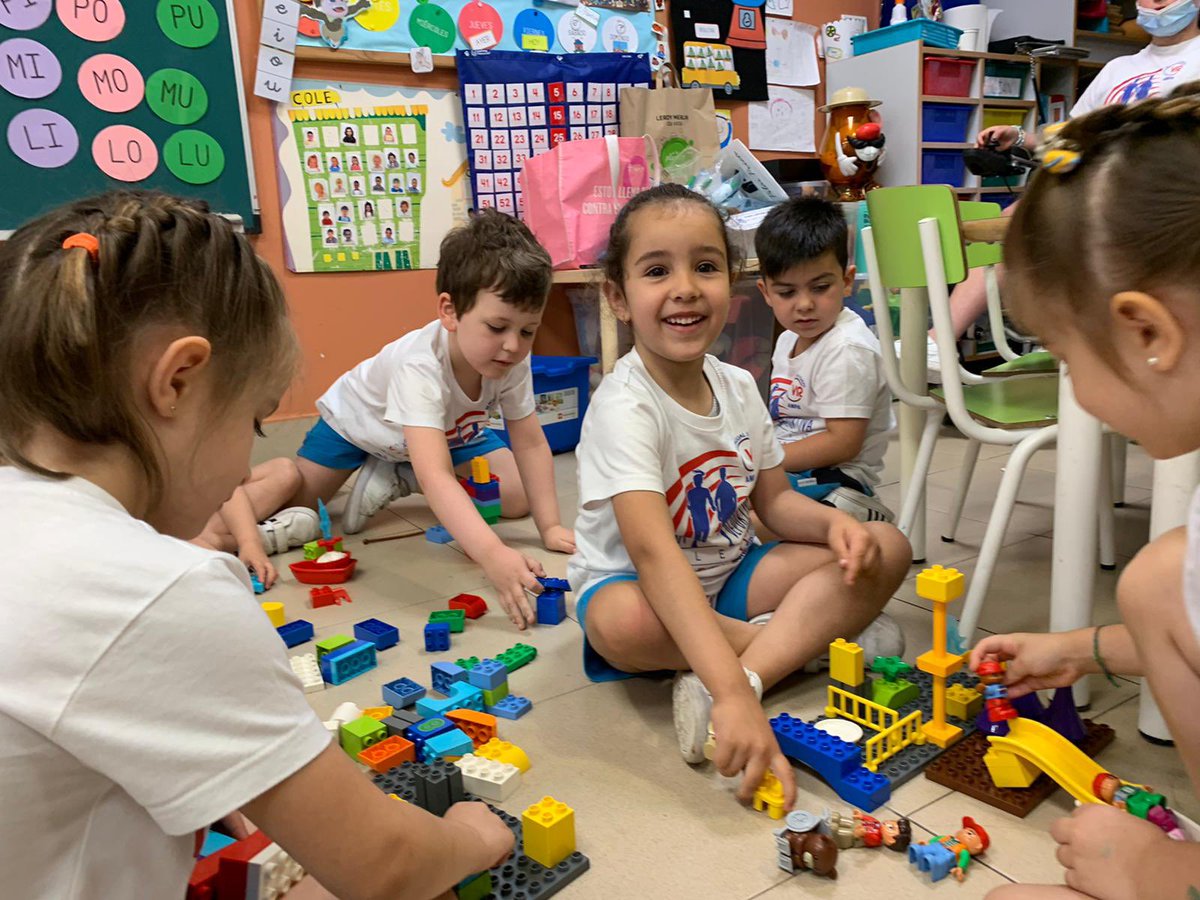 VReinaGijon's tweet image. También hoy hemos hecho un hueco para practicar la robótica con los más pequeños del colegio dentro de la #semanadeportiva 

Gracias a @Robotix_educa