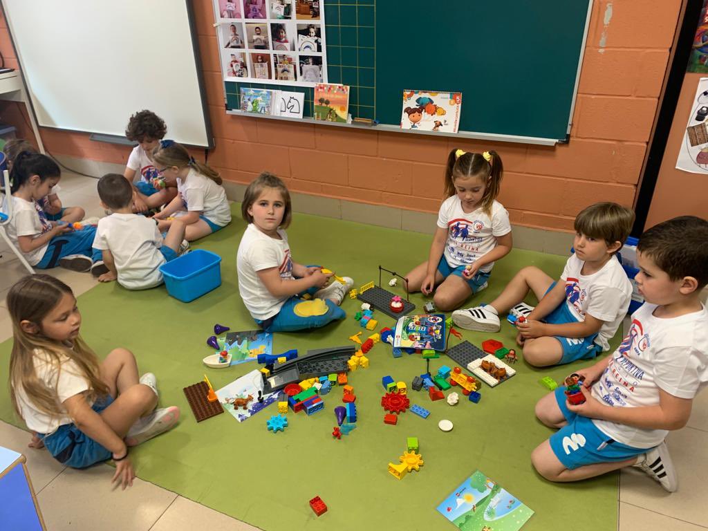 VReinaGijon's tweet image. También hoy hemos hecho un hueco para practicar la robótica con los más pequeños del colegio dentro de la #semanadeportiva 

Gracias a @Robotix_educa