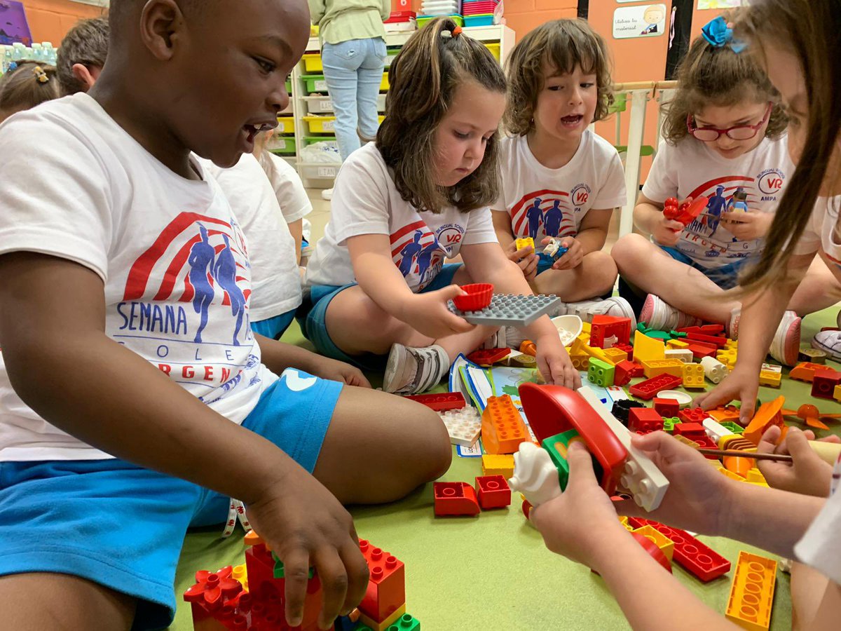 VReinaGijon's tweet image. También hoy hemos hecho un hueco para practicar la robótica con los más pequeños del colegio dentro de la #semanadeportiva 

Gracias a @Robotix_educa