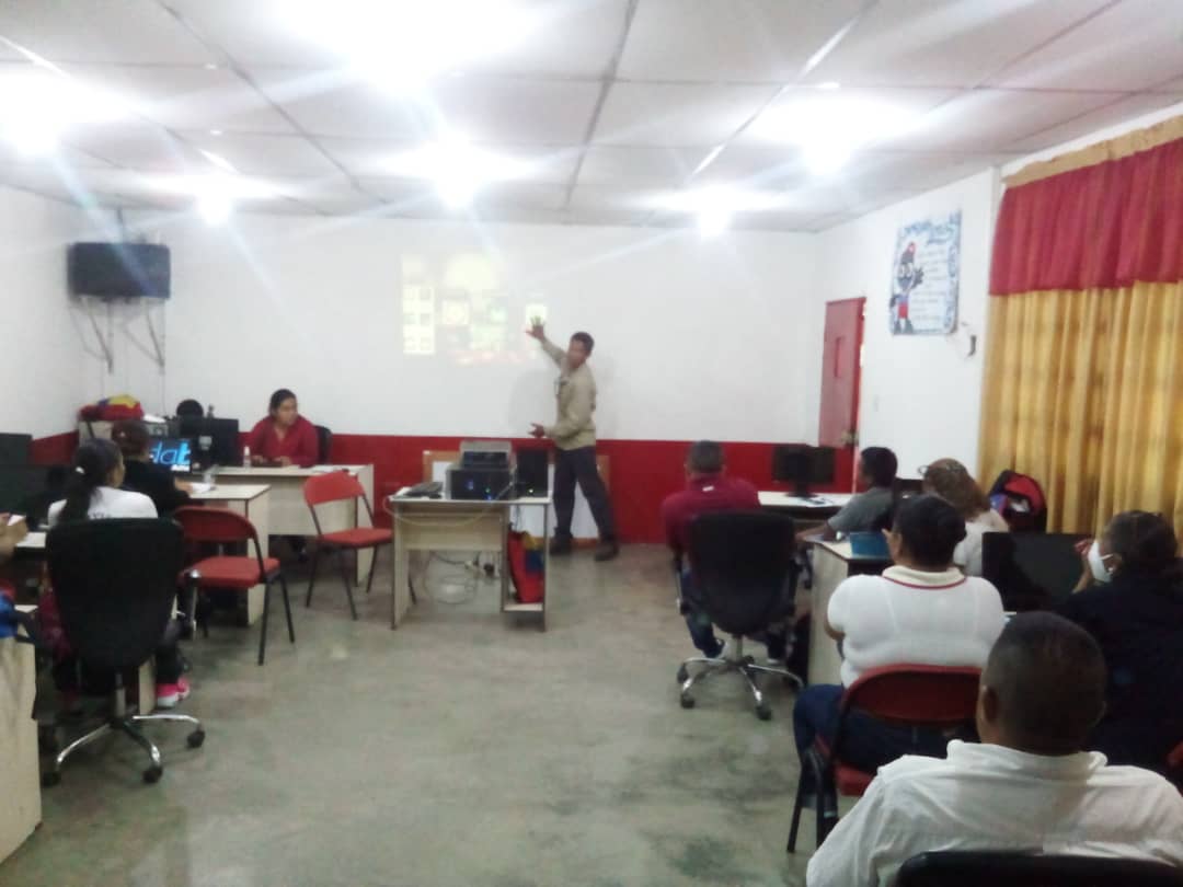FBITAmazonas's tweet photo. Fundabit Amazonas y el CBIT Parima dictan taller de Formación en Edición de Videos con dispositivos móviles.
#SomosFundabit
@_LaAvanzadora
@leivi24
@Fundabit_
@Kporras10
@ZonaEduAmazonas https://t.co/cEJORtzIly