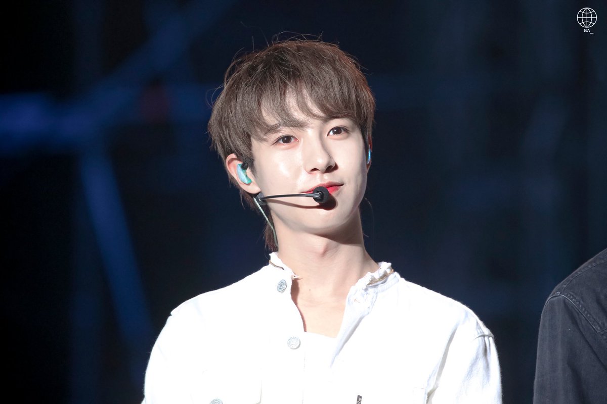 SparklingHuang's tweet photo. He is cute, He's got gorgeous eyes and stunning smile, HE IS HUANG RENJUN https://t.co/HtZoWcQqbJ