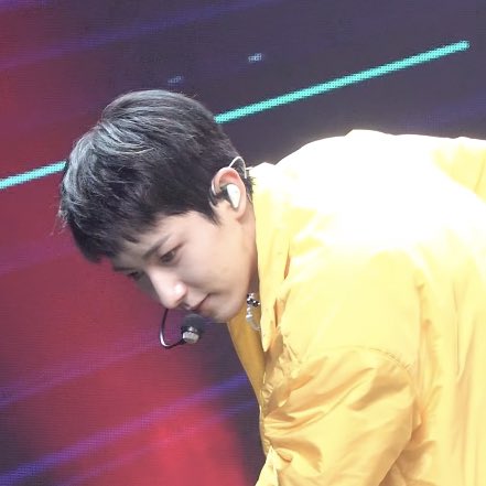 SparklingHuang's tweet photo. He is cute, He's got gorgeous eyes and stunning smile, HE IS HUANG RENJUN https://t.co/HtZoWcQqbJ