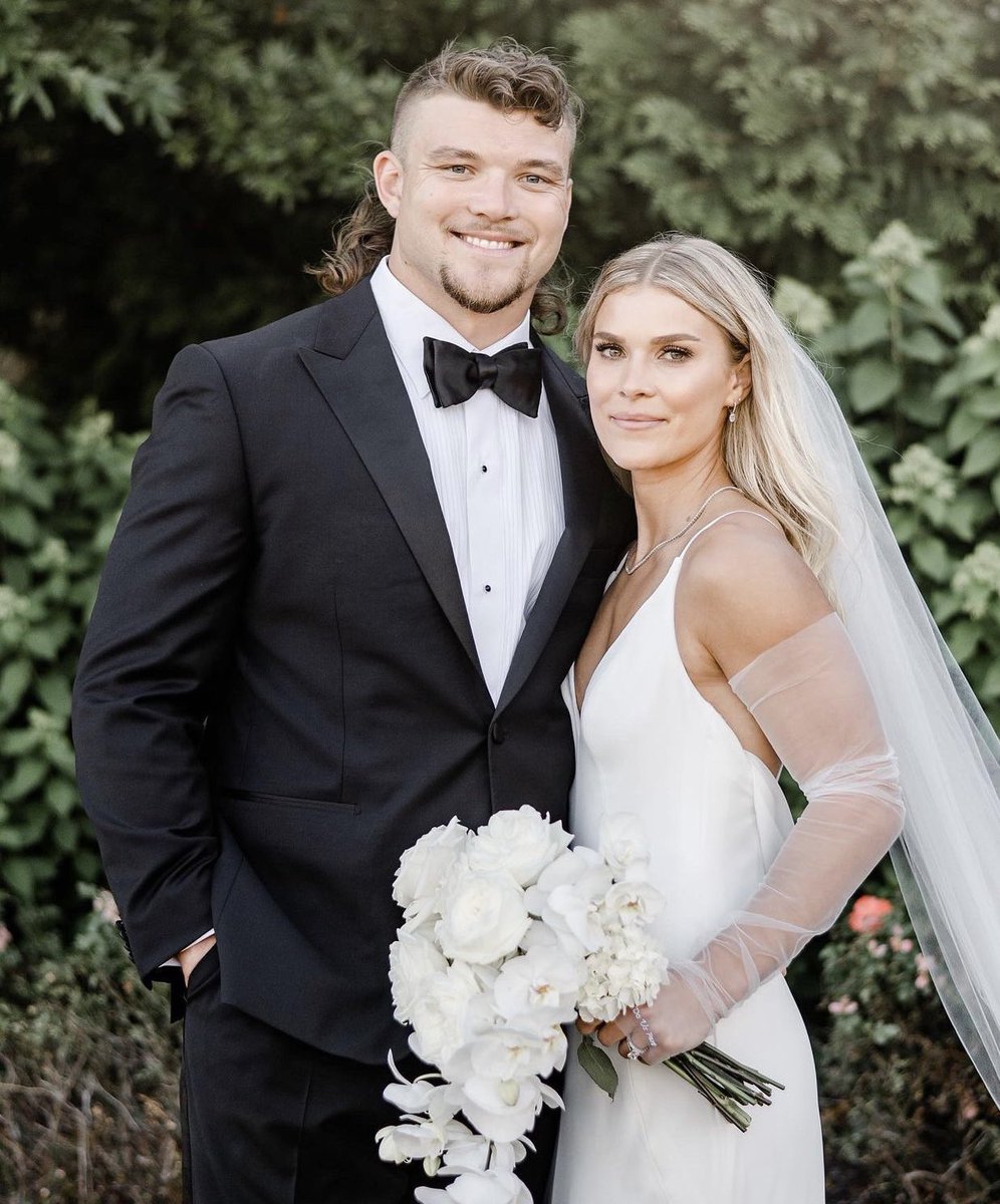 Congrats to the Holcombs 💛

📷 <a href="/ColeHolcomb_/">cole holcomb</a>
