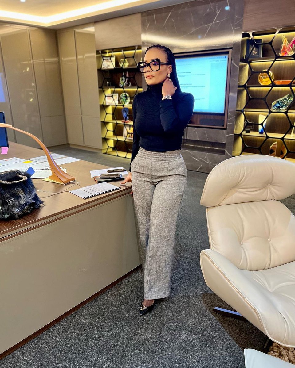 ParisaJacob's tweet image. The world is your oyster, it's up to you to find the pearls. Wishing you a blessed and productive week my loves.✨💫 
#bossbabe #officevibes #mood #work #businesswoman #womaninbusiness #fashion #hustle #businessowner