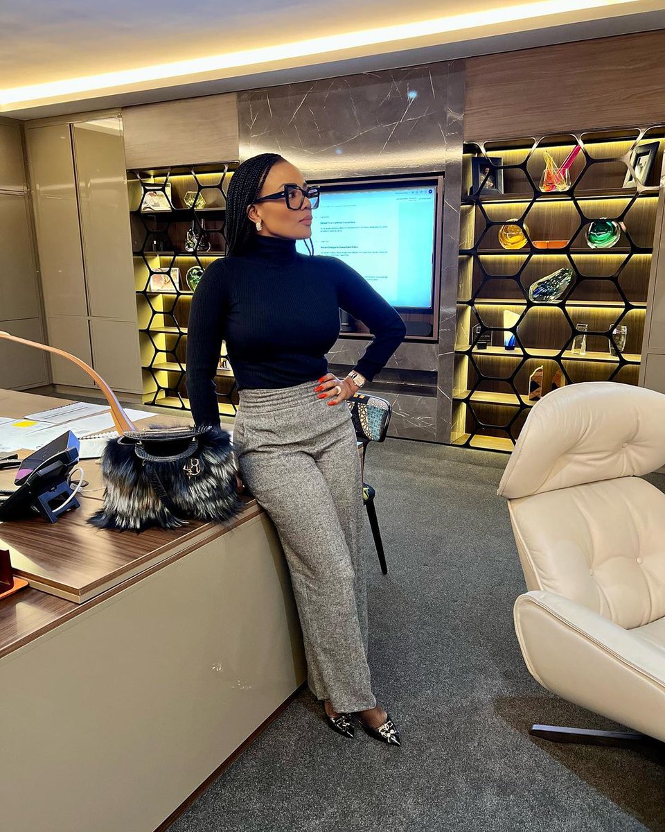 ParisaJacob's tweet image. The world is your oyster, it's up to you to find the pearls. Wishing you a blessed and productive week my loves.✨💫 
#bossbabe #officevibes #mood #work #businesswoman #womaninbusiness #fashion #hustle #businessowner