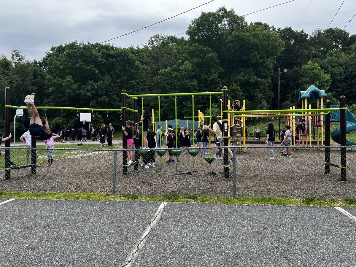 Westbrook Bobcats, welcome home! Wishing our 2022 Bobcats and the entire graduating class a wonderful future! <a href="/daniel_novak_WM/">Daniel Novak</a> @WestMilfordSupt <a href="/westbrookpta/">Westbrook School PTA</a>
