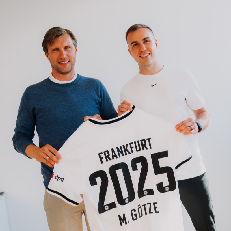 Eintracht's tweet photo. ✍️🆕 Eintracht Frankfurt verpflichtet Mario Götze von der @psveindhoven. 
Der Weltmeister erhält einen Vertrag bis 2025.
#Götze2025 #SGE