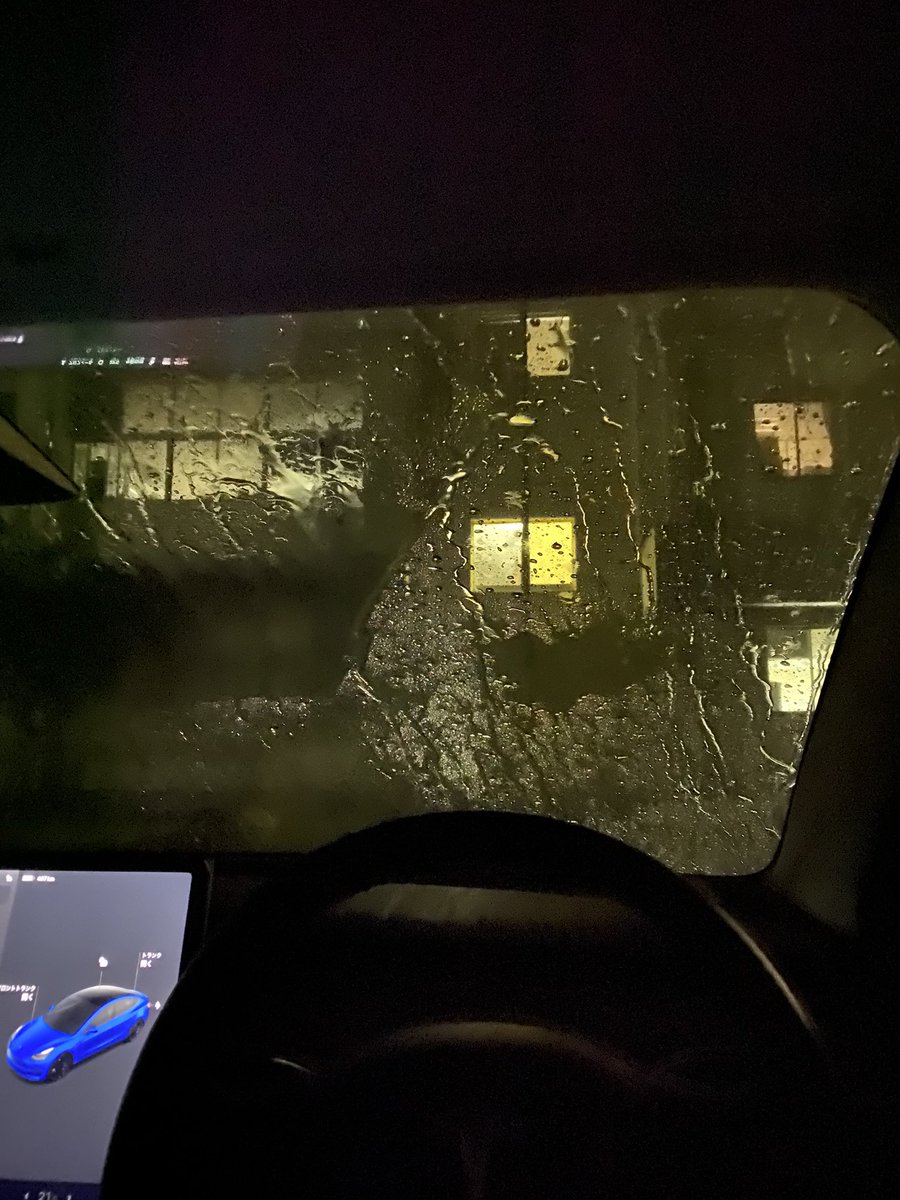 taro_tesla's tweet photo. 大雨で近くの高校に早めに自主避難してるけどテスラの車内はめっちゃ快適〜 https://t.co/hwpNS1N27s