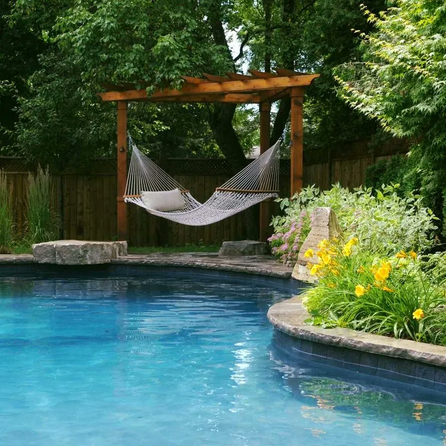 Зона отдыха с бассейном на даче