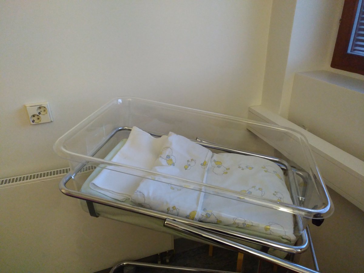 Eilinen päivä venähti pitkälle tämän aamun puolelle, kun piti päästä hakemaan tähän asukas. Hattisen pikkusisko syntyi vähän viiden jälkeen aamulla.