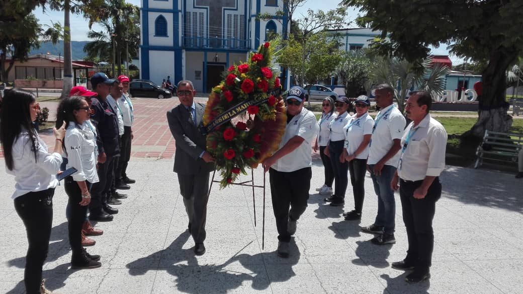 inea_venezuela's tweet photo. #21Jun ¡Día de la Marina Mercante!💪
La @Capiptoguiria1 realizó ofrenda floral💐 al padre de la Patria Simon Bolívar para conmemorar el Aniversario de la Marina Mercante.
#ValeLaPenaCuidarse
#ComprometidoconLaVenezuelaAzul https://t.co/HT7OjInK4K