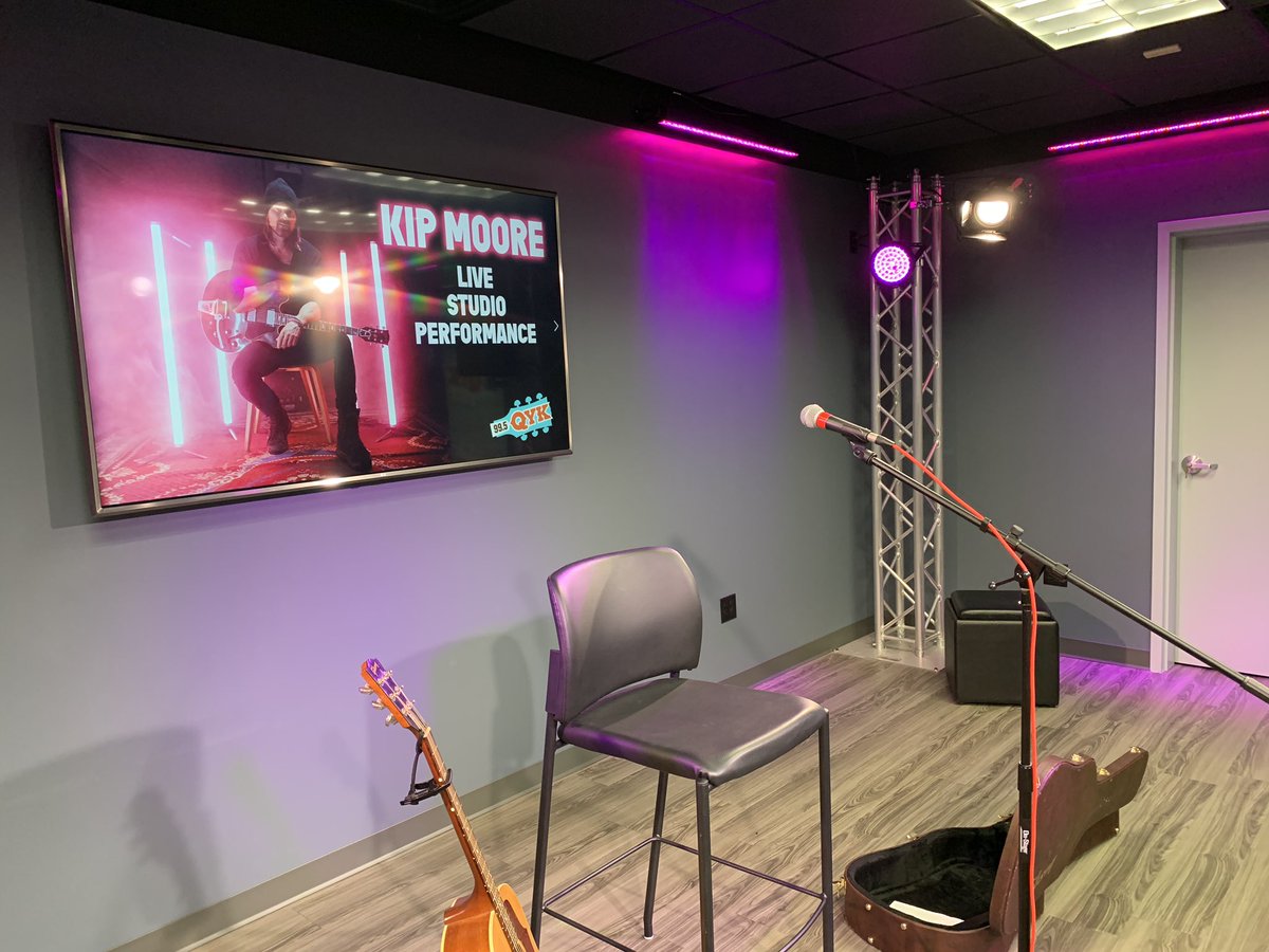 995QYK's tweet photo. Live very soon with @KipMooreMusic! https://t.co/G0hDuJxj3Q #liveperformnace #countrymusic https://t.co/4nCv9Mw0Lz