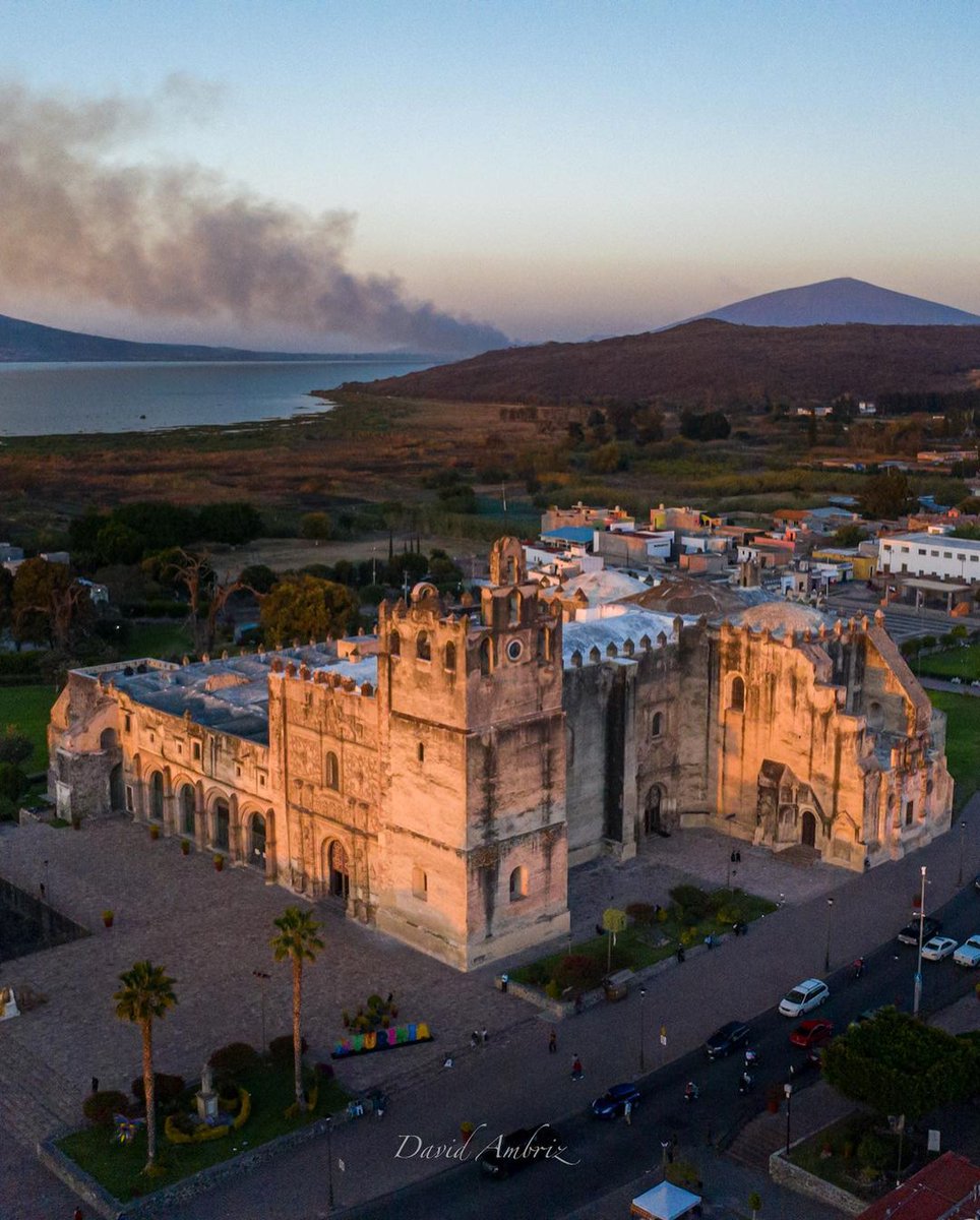 ParadoresGto's tweet photo. El Ex Convento Agustino del siglo XVI es una de las joyas más relevantes de #Yuriria 😍 y de las primeras construcciones coloniales más antiguas erigidas en esta zona  🤩👌 Recorre este hermoso #PuebloMágico en familia 🎡  #ViveGrandesHistorias
📸 David Ambriz https://t.co/vWbjW77A20