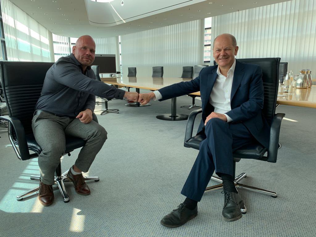 RicardoLange4's tweet image. Sehr geehrter Herr @Bundeskanzler, im Juli 2021, gaben Sie mir von Mann zu Mann das Versprechen, sich für eine bessere Bezahlung und mehr Entlastung der Pflegekräften einzusetzen. 
Wann geht’s los?