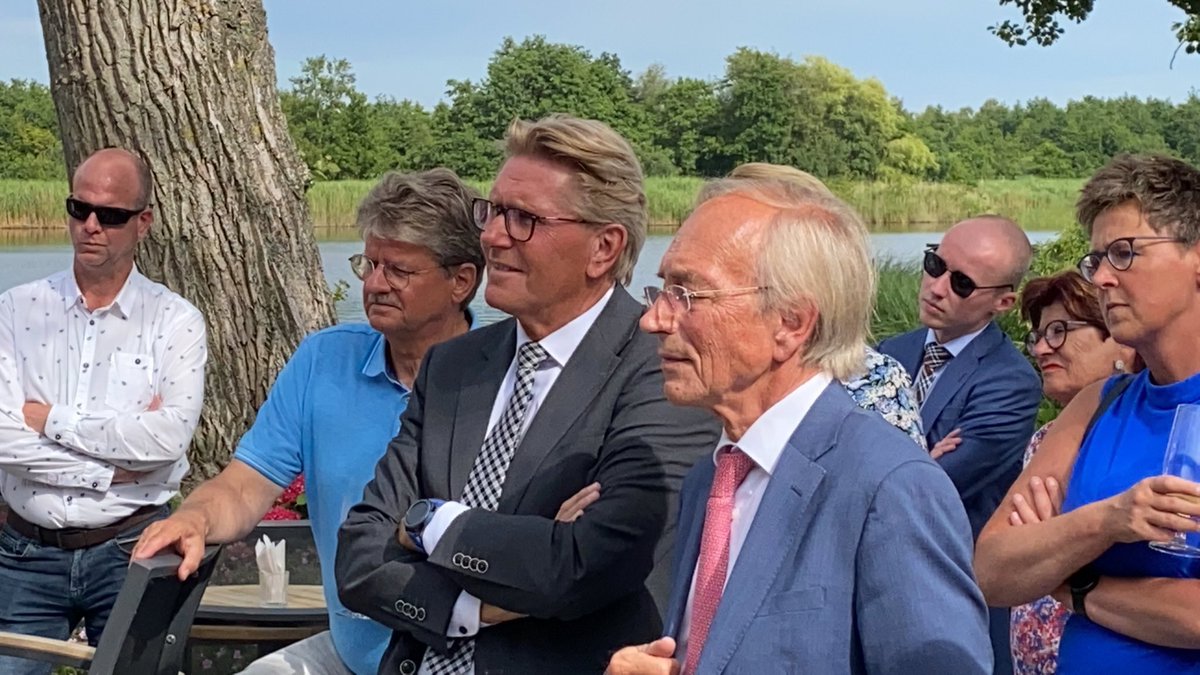 Afscheid van twee bevlogen wethouders van de gemeente Nieuwkoop: Gerben van Duin en Guus Elkenhuizen. Twee wethouders die veel hebben betekend voor ⁦<a href="/gemnieuwkoop/">Gemeente Nieuwkoop</a>⁩ maar ook voor de regio. Hun motto: Blijven werken aan een groene en gezonde gemeente. En dat hebben ze gedaan!