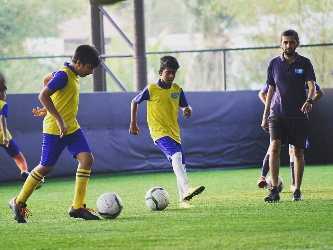 PlayoApp's tweet image. I never thought I’d be able to speak in public or to people I haven’t met before, let alone lead a project. Training 40-50 Young Blasters at a time, talking and enjoying with them made me who I am today. 

#SportsTaughtMe to overcome my fears. 

- @vinusp (Football Coach)