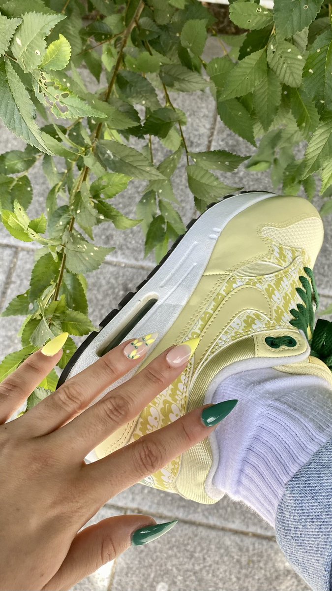 Paaolagg's tweet photo. Matching nails and sneakers, my passion💛 https://t.co/83rvDOiyAm