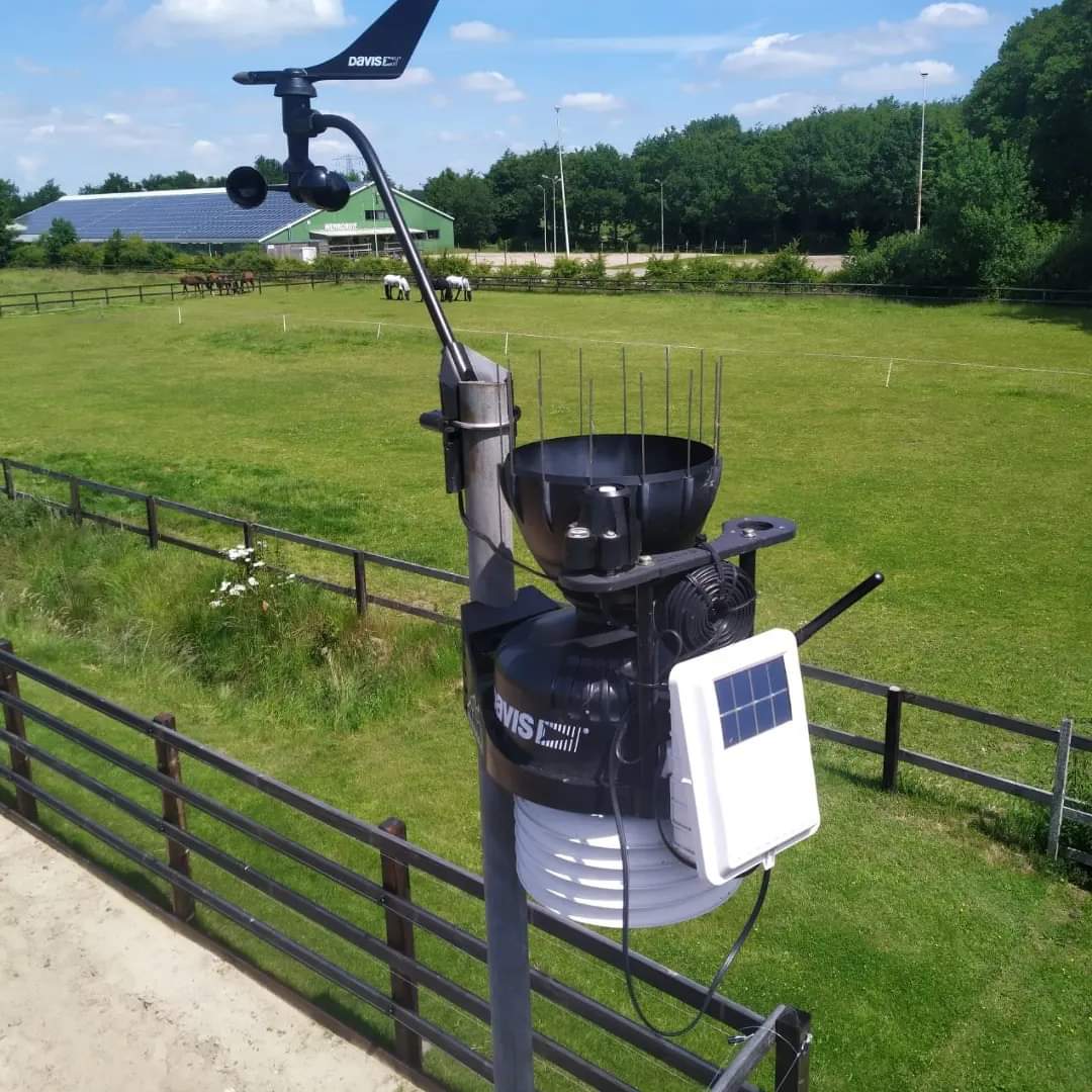 observeum's tweet photo. Sinds een aantal jaren beschikt Observeum over een weerstation. Zo doen we mee aan het Sylphide project van de Vereniging voor Weerkunde en Klimatologie (https://t.co/y3RQsKj9o1). Zo leveren wij ons aandeel in het doorsturen van wetenschappelijke informatie over weer en klimaat. https://t.co/0LKMIrDTAm