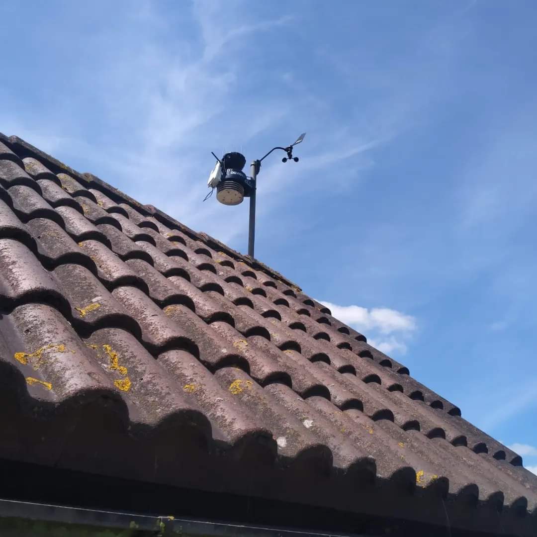 Sinds een aantal jaren beschikt Observeum over een weerstation. Zo doen we mee aan het Sylphide project van de Vereniging voor Weerkunde en Klimatologie (VWKweb.nl). Zo leveren wij ons aandeel in het doorsturen van wetenschappelijke informatie over weer en klimaat.