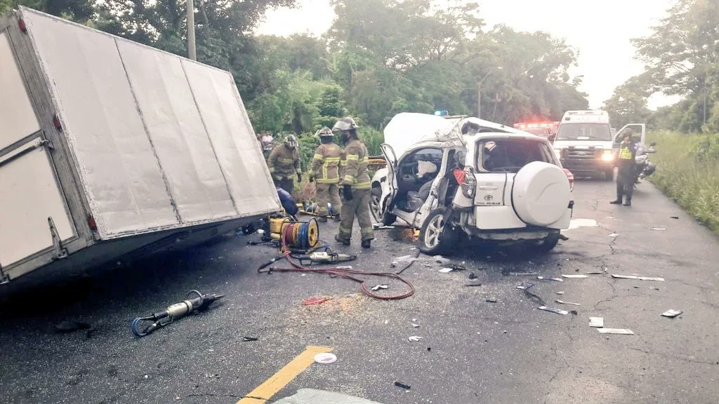 tvnnoticias's tweet photo. Una persona falleció tras un accidente de tránsito que se dio la mañana de este martes 21 de junio, en el sector de La Acequia en Potrerillos de Chiriquí. 
Conoce más desde ➡ https://t.co/0m9AD3ii9t https://t.co/MIzRs0ByXe
