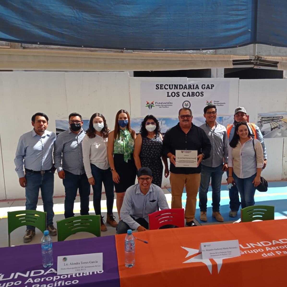 aeropuertosGAP's tweet photo. Agradecemos y reconocemos el gran corazón del Ing. Juan Espinoza y su empresa, por el apoyo brindado al Colegio de #FundaciónGAP en #LosCabos con la construcción de un muro de lectura en nuestra biblioteca.📚👏🏻
¡Tu bondadoso corazón dejará huella en el futuro de nuestros niños!💙 https://t.co/5pUOKZQiX5
