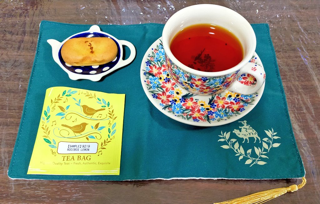 m1768138's tweet photo. ��夜ですが久々のティータイム
最近忙しいです😅
・ルイボスレモン(ノンカフェイン)
・岡山銘菓 夢二

紅茶はレモンの香りがしっかり。味も濃く激旨🤤
ルイボスティー苦手ですが、これなら飲めます☺️

夢二は白餡入りでおいしかったです🤤
#ポーリッシュポタリー #おうちカフェ #LUPICIA #ティータイム https://t.co/QbOFxcCHsY