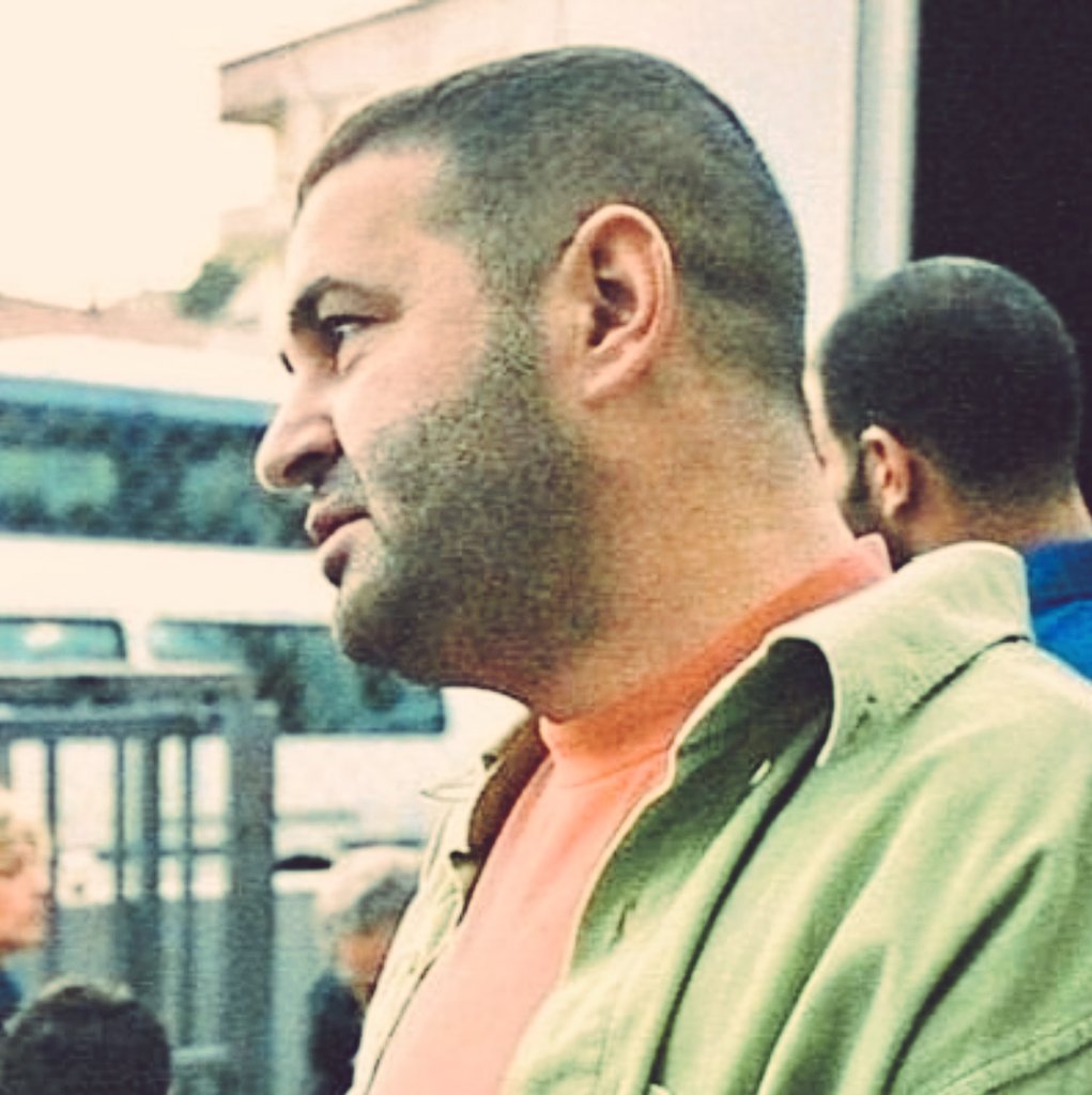 Boynumuz yiğit boynudur, bükerse sevda büker.