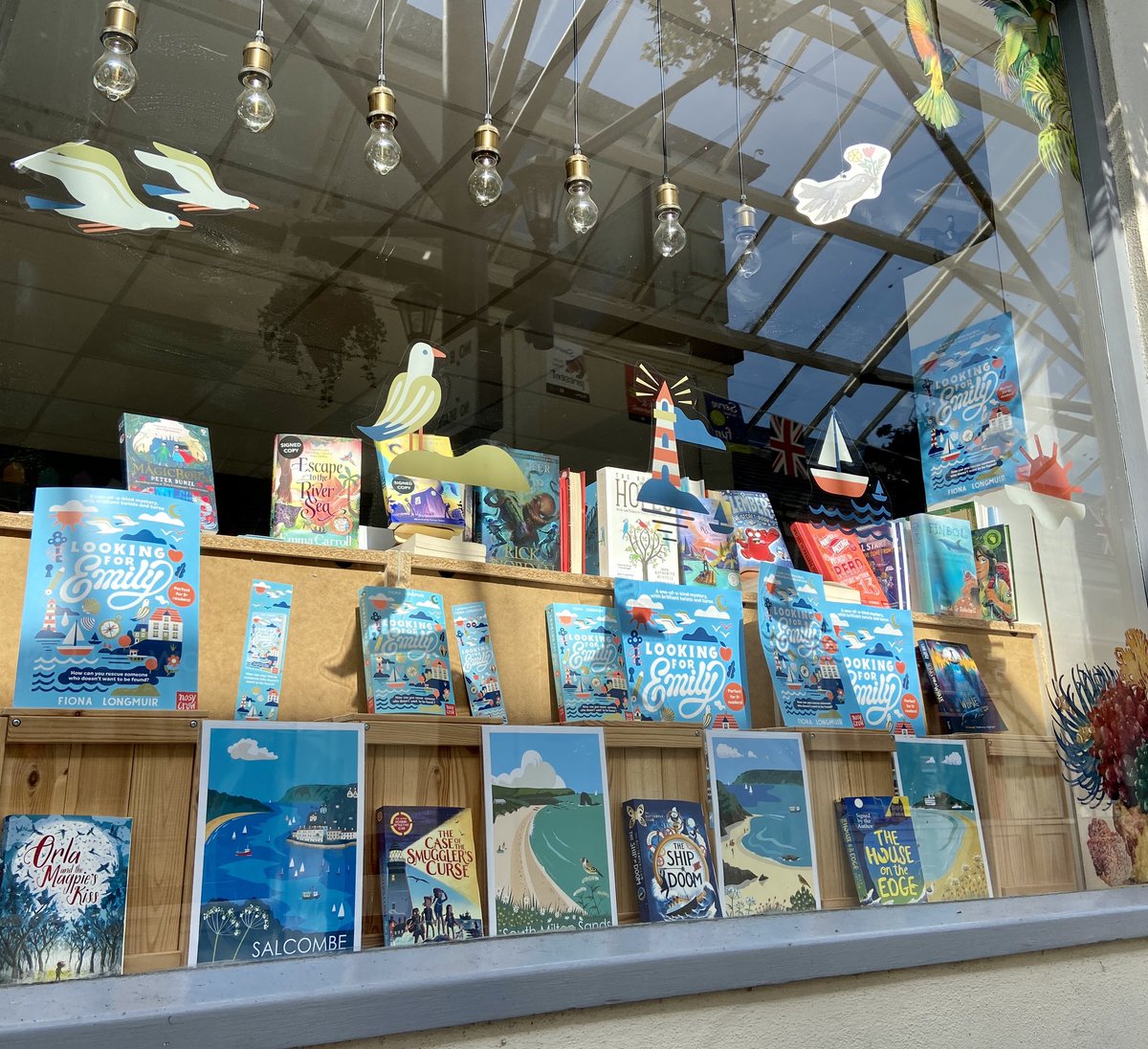 ivybridgebooks's tweet photo. Happy first day of summer!
With seaside mystery Looking For Emily by Fiona 
Longmuir, and beach prints by Tor Allen. https://t.co/fBSk28Eegw