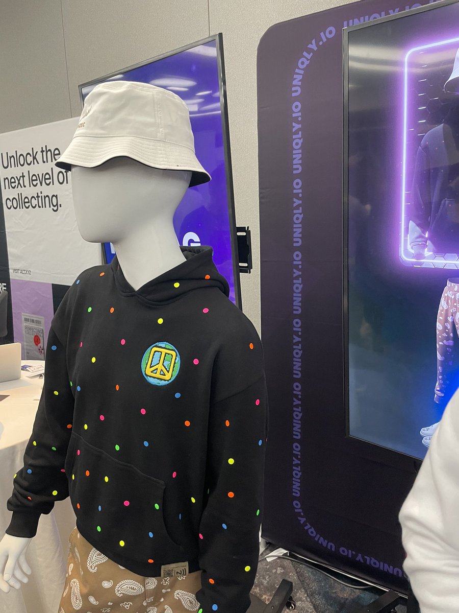 Greg26811291's tweet photo. @Uniqly_io NFT shwag for decentraland! https://t.co/GWqqxw6f9T