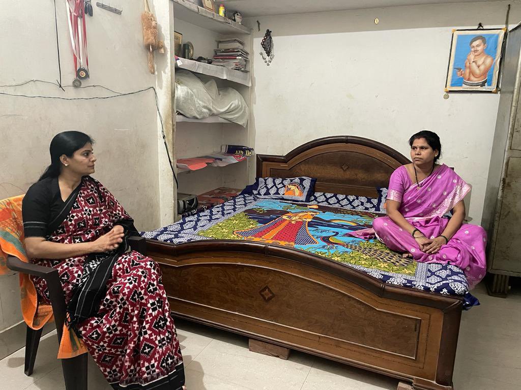 AnupriyaSPatel's tweet image. ग्रामसभा परसिया,नरायनपुर, मीरजापुर श्री अनिल पटेल, प्रदेश उपाध्यक्ष, @ApnaDalUP की धर्मपत्नी से घर पर मुलाक़ात कर स्वास्थ्य का हाल जानते हुए।