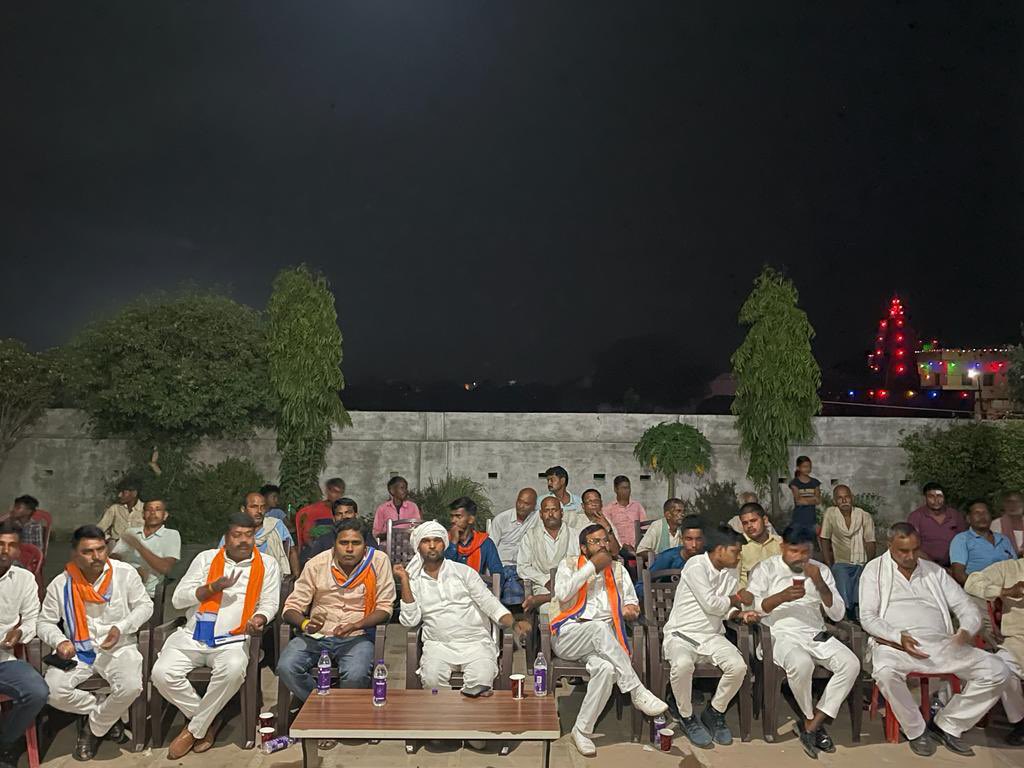 AnupriyaSPatel's tweet image. ग्रामसभा परसिया,नरायनपुर, मीरजापुर श्री अनिल पटेल, प्रदेश उपाध्यक्ष, @ApnaDalUP की धर्मपत्नी से घर पर मुलाक़ात कर स्वास्थ्य का हाल जानते हुए।