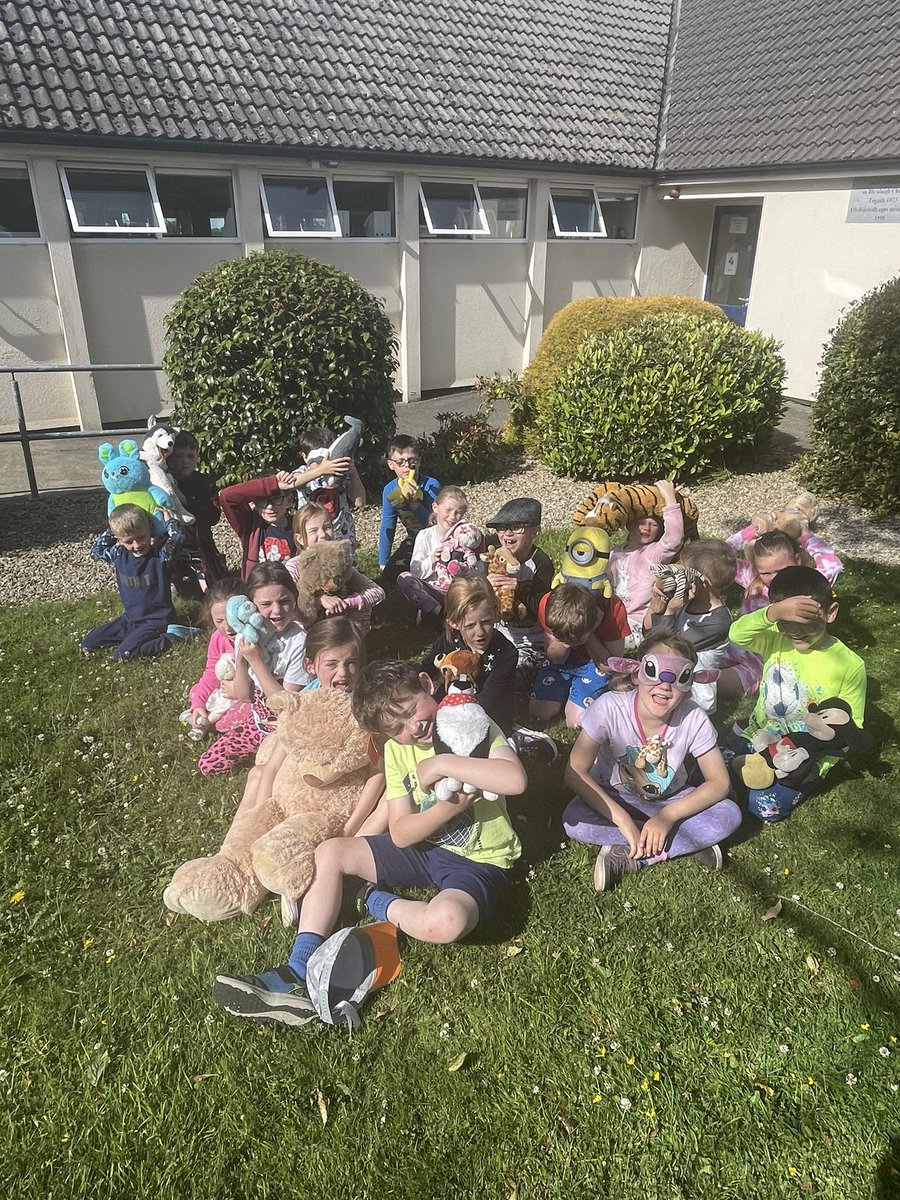 MsDDoyleBNS's tweet photo. We brought our teddy bears on a tour of the school today. @BallaghkeeneNS https://t.co/R7XLHHvcTk