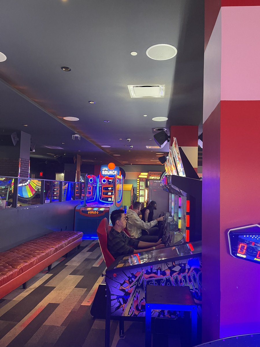 996Karl's tweet photo. @wolfdotgame madness NFT NYC! https://t.co/MBQlffbXAP