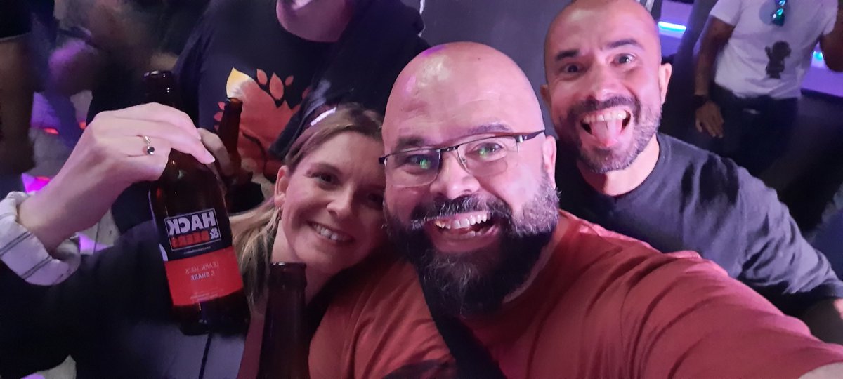 antoniojcaba's tweet photo. @sandra_vazquezb y yo queremos una camiseta de @hackandbeers 
@_jmpicon también se apunta 😃
#C1b3rwall #HBAvila https://t.co/fRgcWTllxY