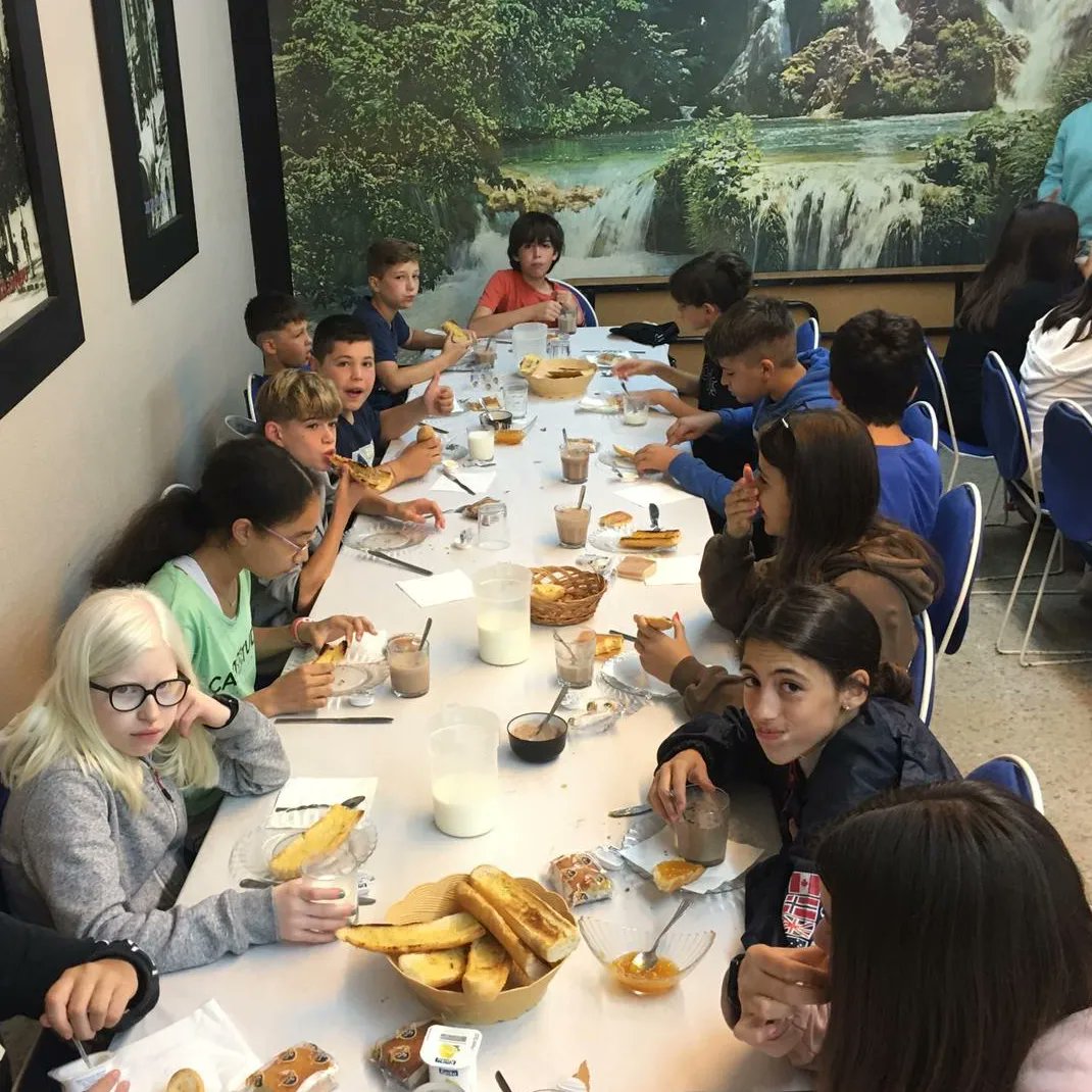 1ESO continúan su viaje. Hoy visita a Santillana del Mar, las cuevas de Altamira y Santander.
🐠🐾⛵
#educacionsecundaria 
#finaldecurso2022