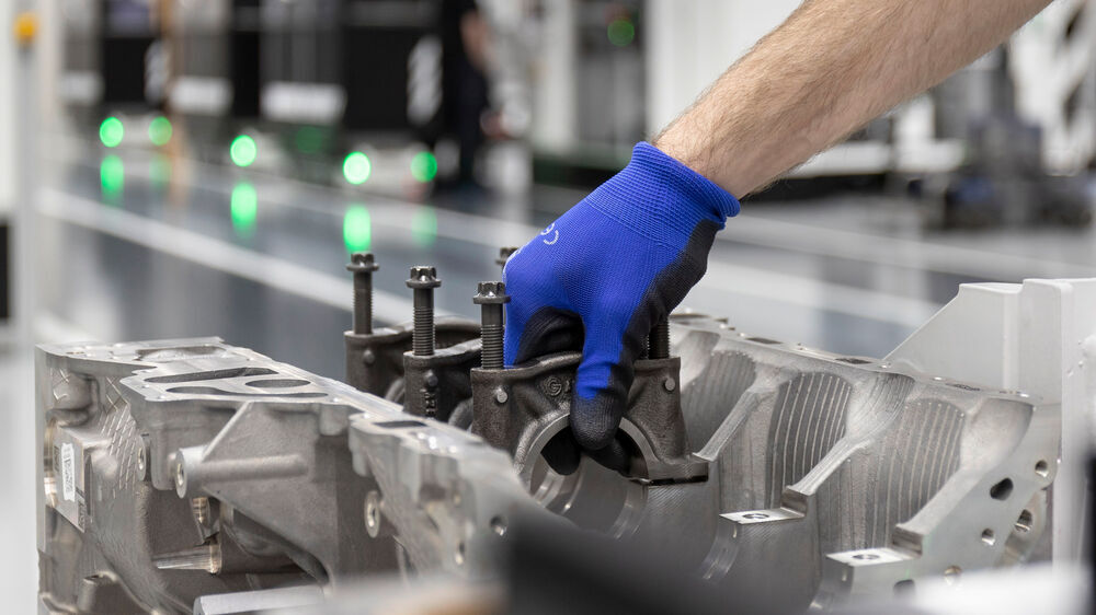 Die #Bundesregierung wird nach den Worten von Finanzminister <a href="/c_lindner/">Christian Lindner</a> einem Verkaufsverbot von Neuwagen mit Verbrennungsmotor ab 2035 auf EU-Ebene nicht zustimmen.
kfz-betrieb.vogel.de/deutsche-regie…
Bild: Daimler