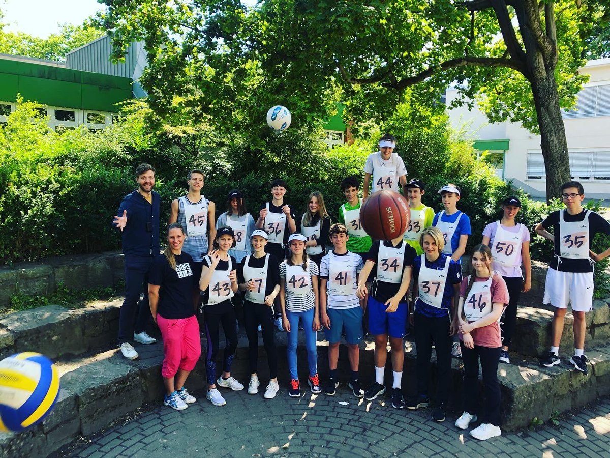 mathe_im_leben's tweet photo. Danke an alle Schüler*innen der Klassen 5a & 8a der Katholischen Schule Liebfrauen, dass ihr so fröhlich beim Mathe-Marathon Zwischensprint mitgemacht habt. Herzlichen Dank auch an eure Lehrerinnen Janina Reisert & Gudrun Tisch. #mathemarathon #machdemgehirnbeine @CasioSchulR https://t.co/Ukg0Jm4I4n