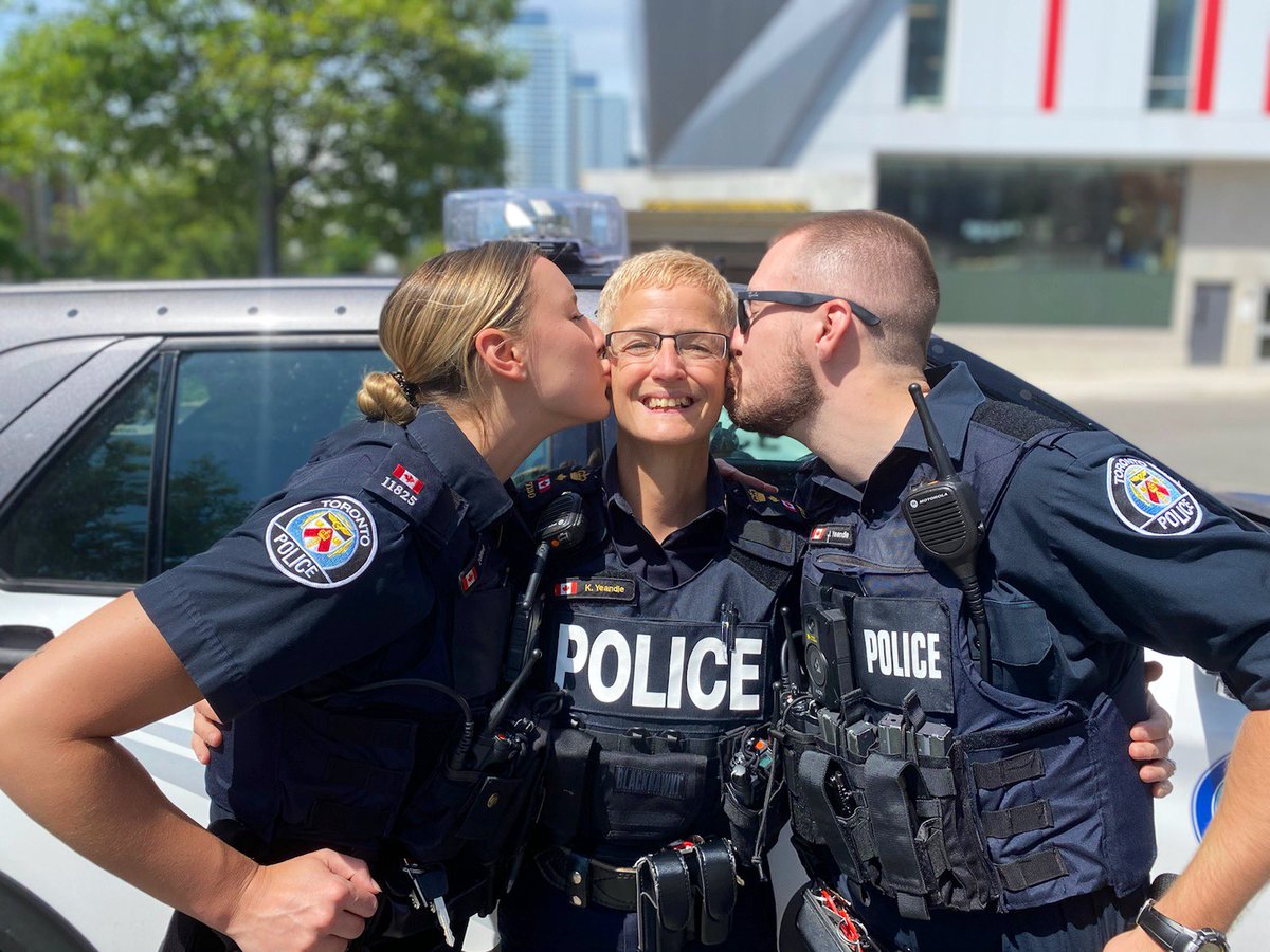 A perfect day send off for Deputy Chief Yeandle. 35 years of dedicated police service with Toronto Police. 

Finishing off with a ride-along <a href="/TPS14Div/">14 Division🇨🇦🚔</a> <a href="/TPS42Div/">42 Division</a> with Son &amp; daughter-in-law.
Happy Retirement. 
#leadership #family #Toronto #Smile