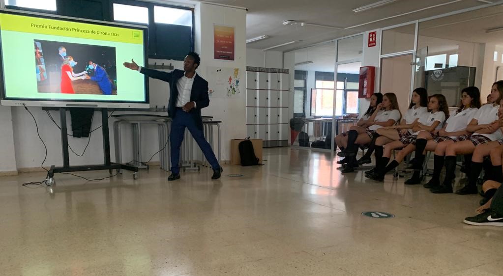 SekCatalunya's tweet photo. Felices de recibir de nuevo a @ousmanumar, que ha vuelto a conmover a nuestros alumnos con su historia de superación personal después de una larga travesía de cinco año desde su país, Ghana, a Europa. Con su ONG @nasco_ict impulsa proyectos para favorecer la #educación en su país https://t.co/XEdxzZKTev